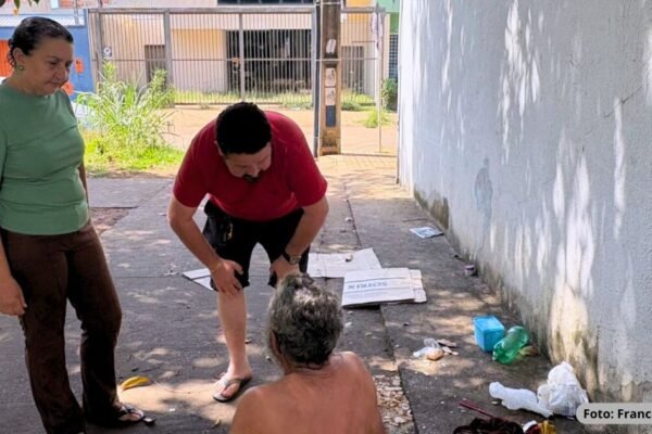 Equipe da Sesmamu realiza atendimento a pessoas em situação de rua, oferecendo suporte e orientação social em Palmas.