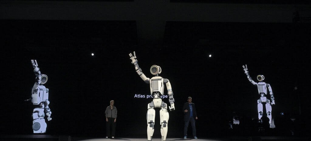 Boston Dynamics exibe Atlas pela primeira vez na CES 2026 e confirma estreia em fábrica da Hyundai - Imagem do artigo original