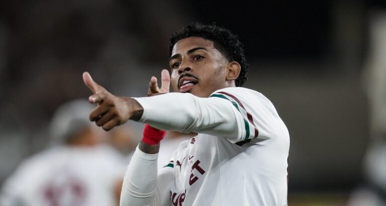 Fluminense vence Botafogo com gol de John Kennedy e garante vaga nas quartas do Carioca