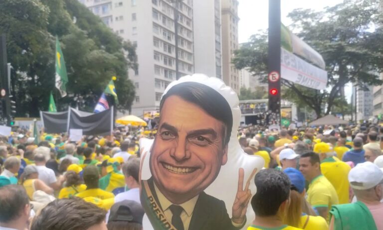 Manifestação na Paulista resgata bonecos infláveis e mostra Bolsonaro “censurado”