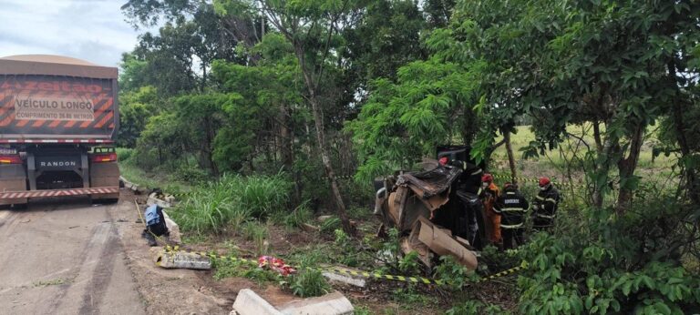 Colisão entre caminhonete e caminhão na BR-153 deixa um morto e três feridos no norte do Tocantins