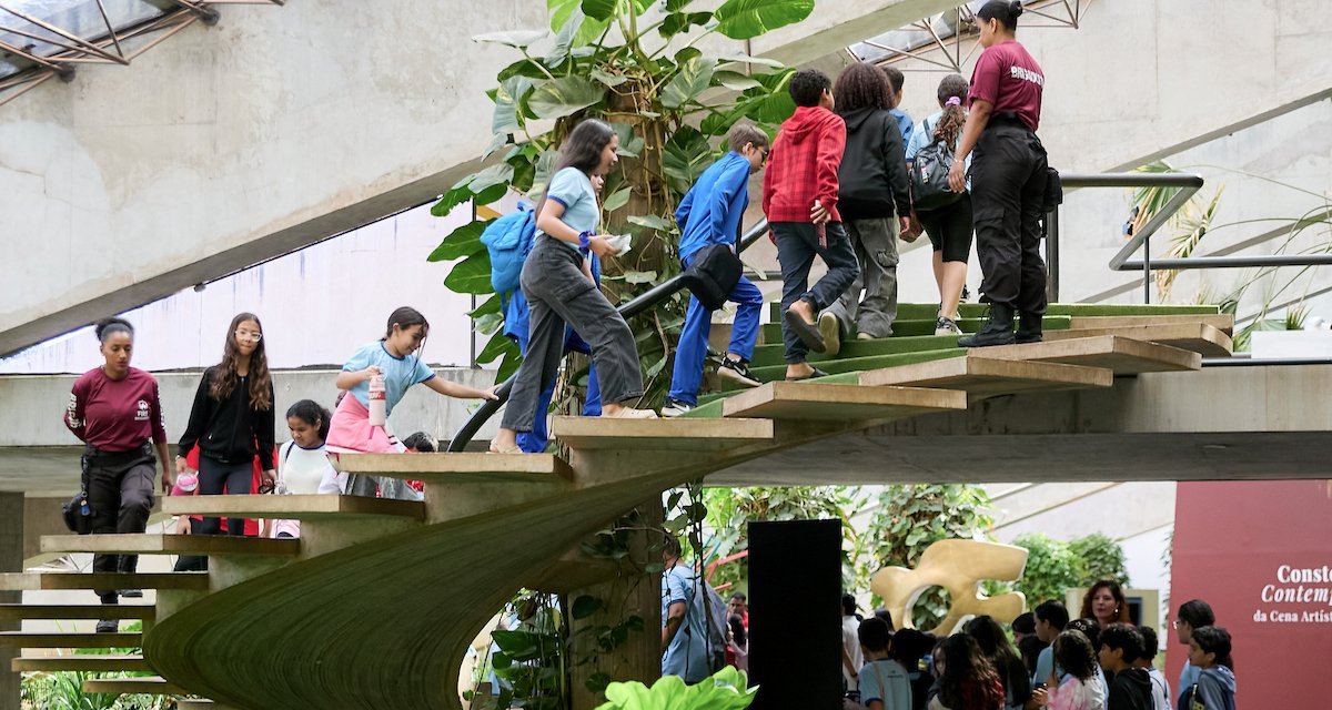 Estudantes do CEF 01 Planalto conhecem exposição “Constelações Contemporâneas” no Teatro Nacional - Imagem do artigo original
