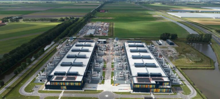Estudo aponta que 79% da capacidade global de data centers sofre ameaça climática aguda