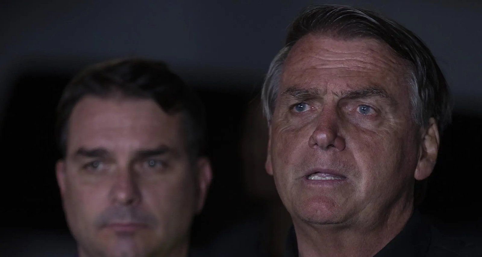 Flávio Bolsonaro diz que pai foi “enterrado vivo” após novas restrições impostas por Moraes - Imagem do artigo