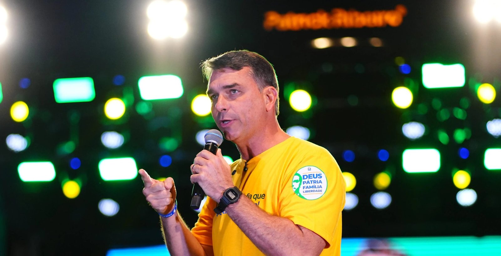 Flávio Bolsonaro afirma que Lei Maria da Penha “é só um pedaço de papel” e defende penas mais rígidas - Imagem do artigo