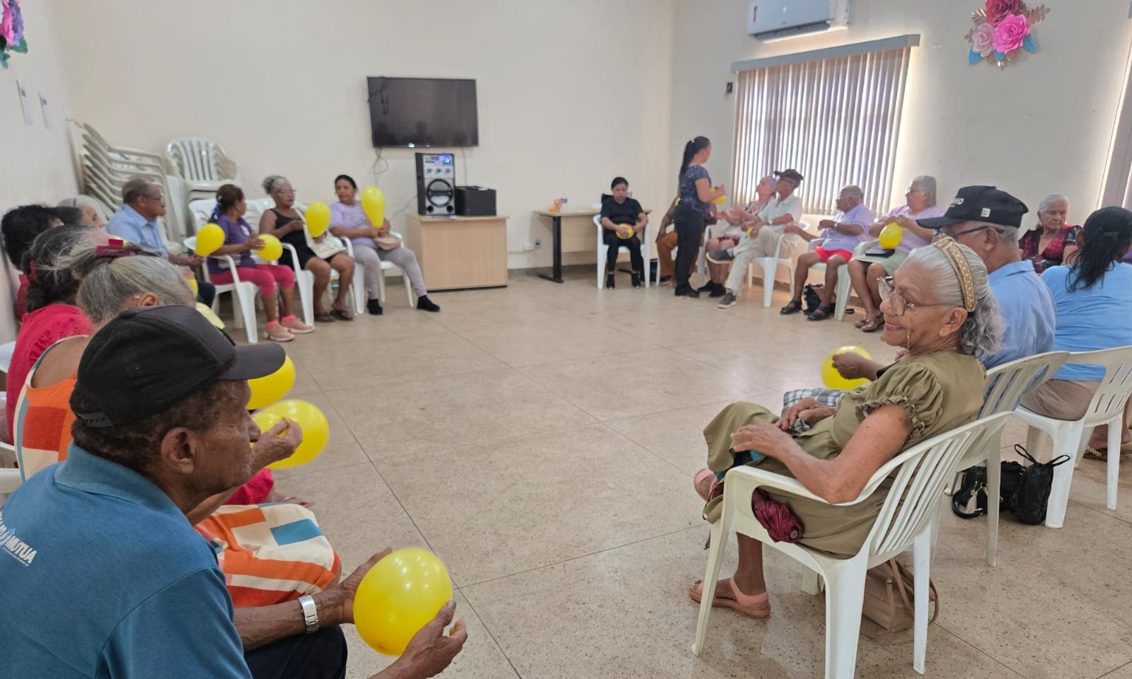 Cras Karajá I realiza dinâmica para resgatar lembranças de idosos do grupo Feliz Idade - Imagem do artigo original
