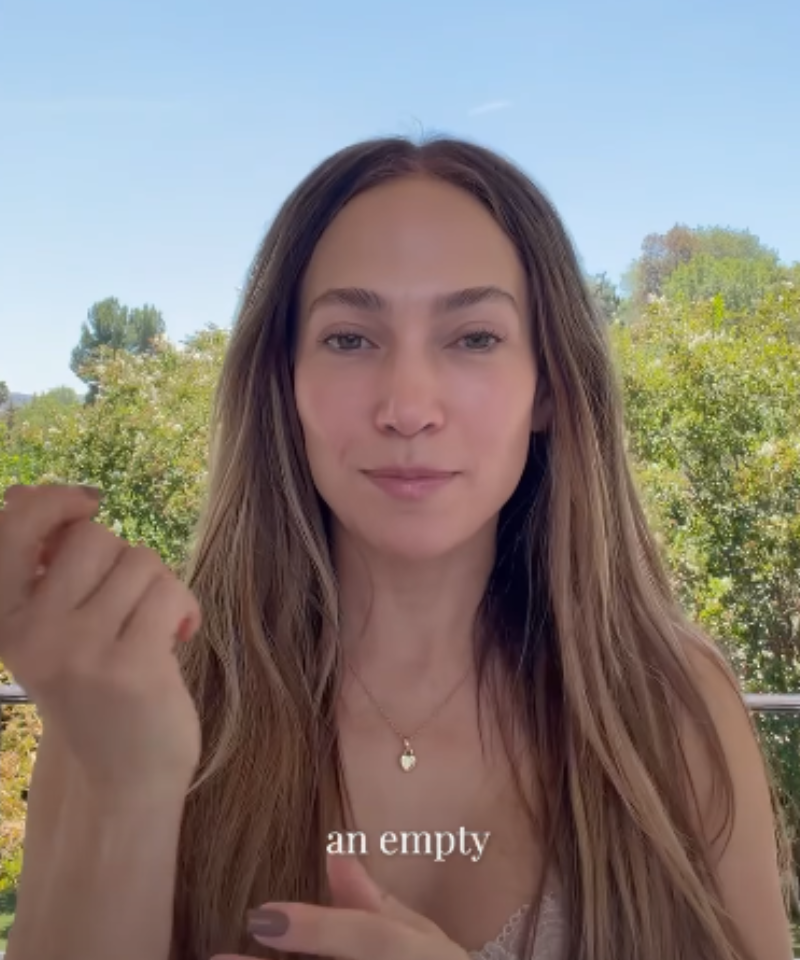 Jennifer Lopez surge sem maquiagem em vídeo e é elogiada aos 57 anos - Imagem do artigo original